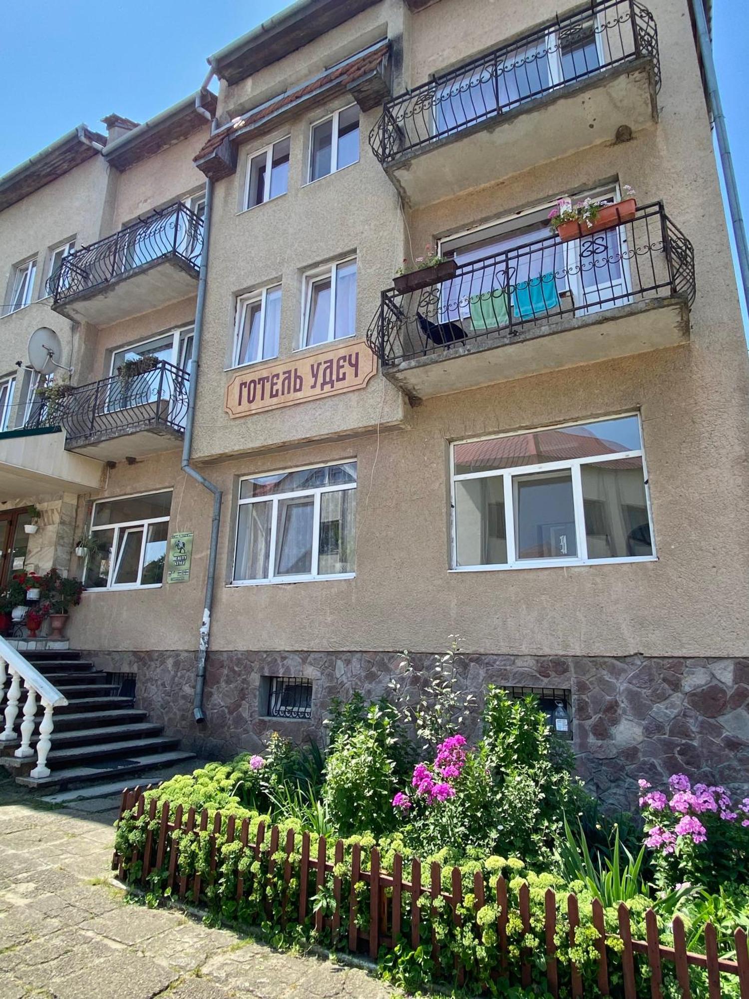 Удеч Hotel Zhidachov Buitenkant foto